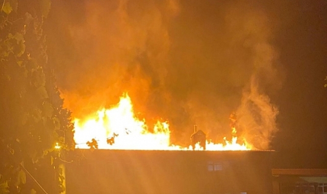 Karşıyaka'da bir okulun çatı katında yangın