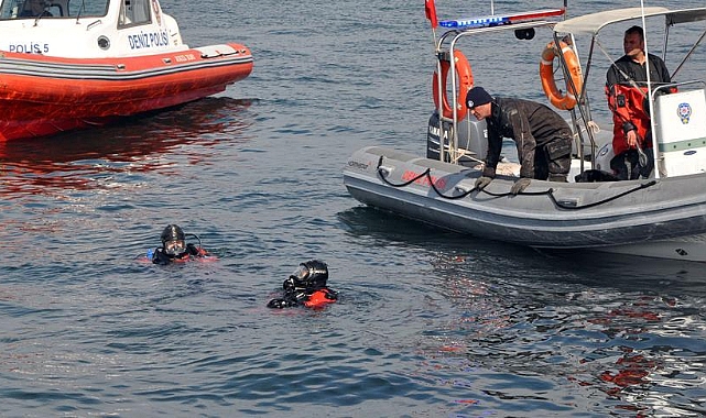 Konak Pasaport İskelesi yakınlarında denizde erkek cesedi bulundu
