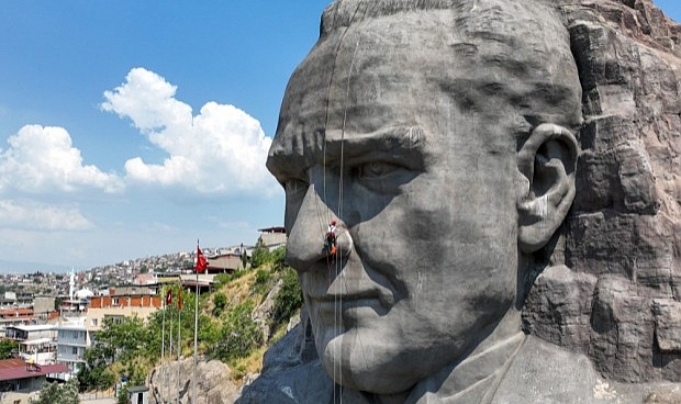 Türkiye’nin en büyük rölyef heykeli olan Atatürk Maskı ya bakımında