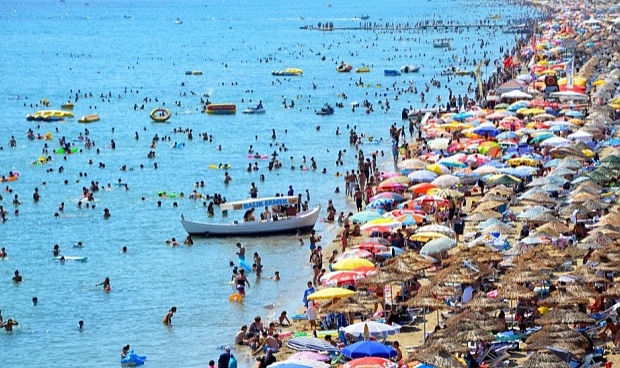 Bayram tatilinin 9 güne çıkmasıyla 3 milyon kişi tatile çıkıyor