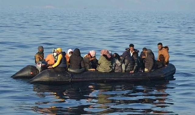 Foça'da 48 düzensiz göçmen kurtarıldı