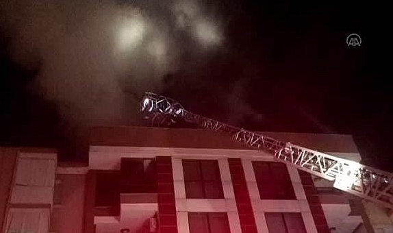 Ödemiş'te bir evin çatısında çıkan yangın hasara yol açtı