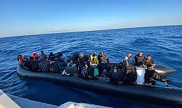 İzmir açıklarında 69 düzensiz göçmen kurtarıldı, 19 göçmen yakalandı