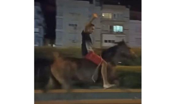 İzmir'de at sırtında trafiğe çıktı