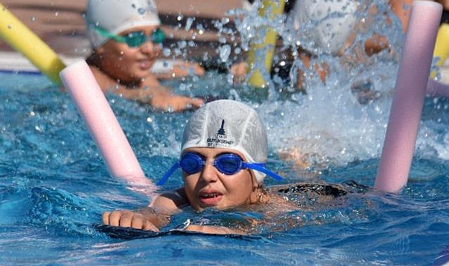 İzmir'de Çocuklara Yüzme ve Denizcilik Eğitimi