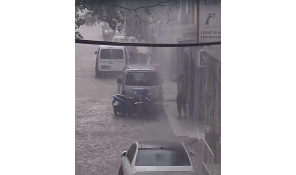 İzmir'de yağmur hayatı durdurdu