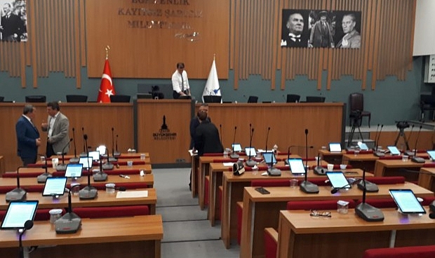 İzmir Büyükşehir hizmet binasında yer alan meclis salonuna benzerliğiyle dikkat çekti