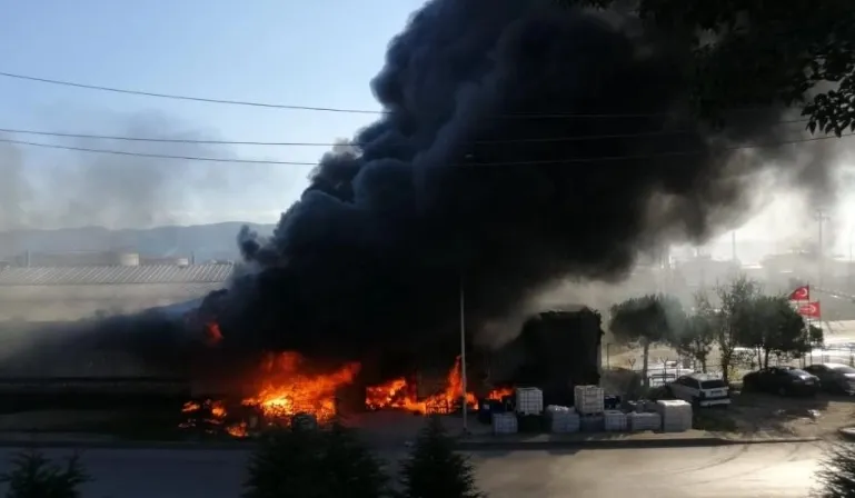 Kocaeli'de bir petrol firması alev alev yanıyor