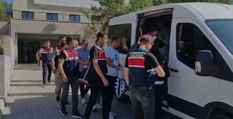 Tekneyle yurt dışına kaçmaya çalışan FETÖ şüphelileri yakalandı: 6 tutuklama