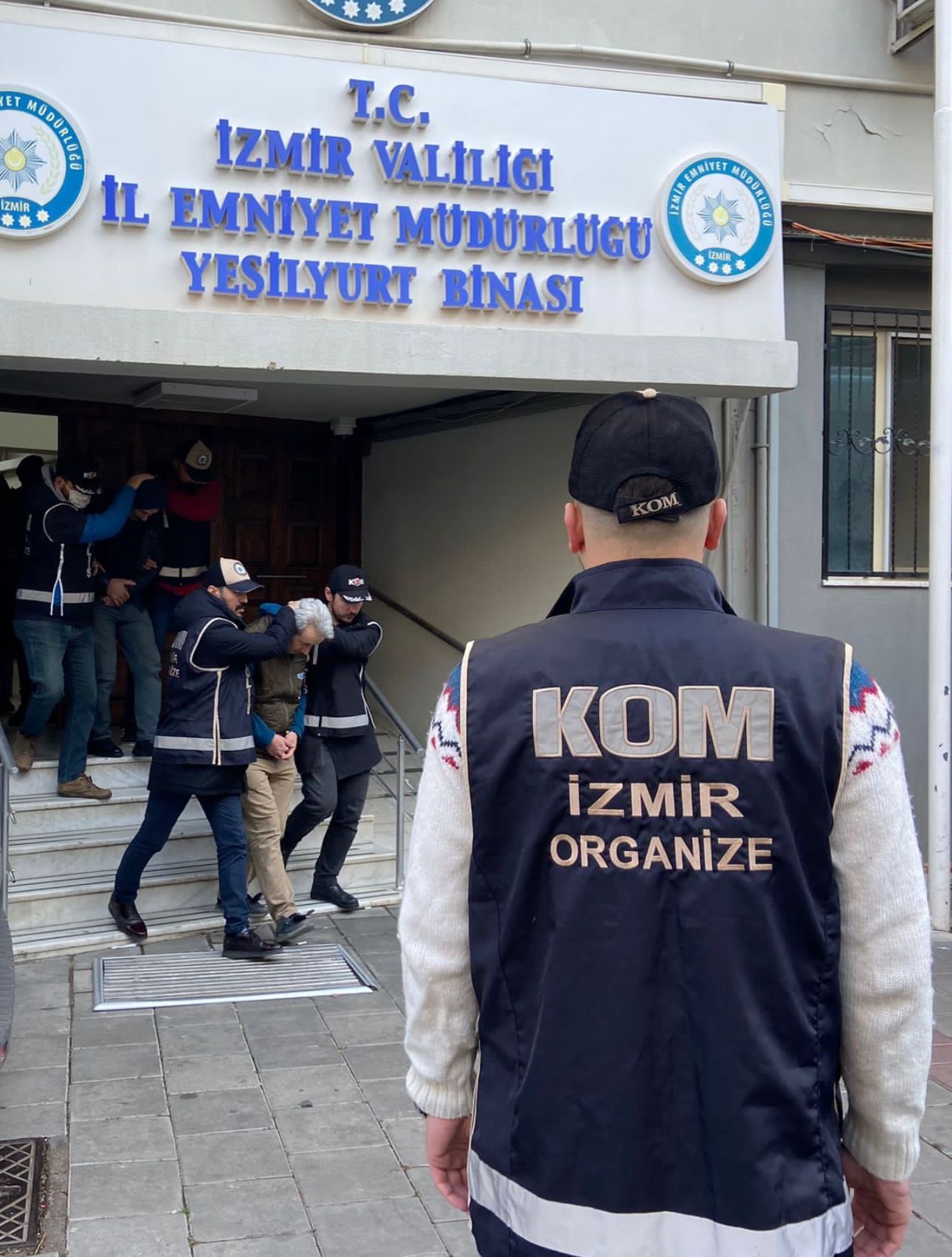 İzmir’de FETÖ operasyonu: 4 tutuklama!
