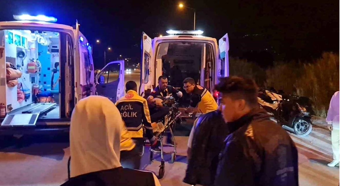 İzmir'de Motosiklet ve Otomobil Çarpışması Sonucu 2 Kişi Hayatını Kaybetti