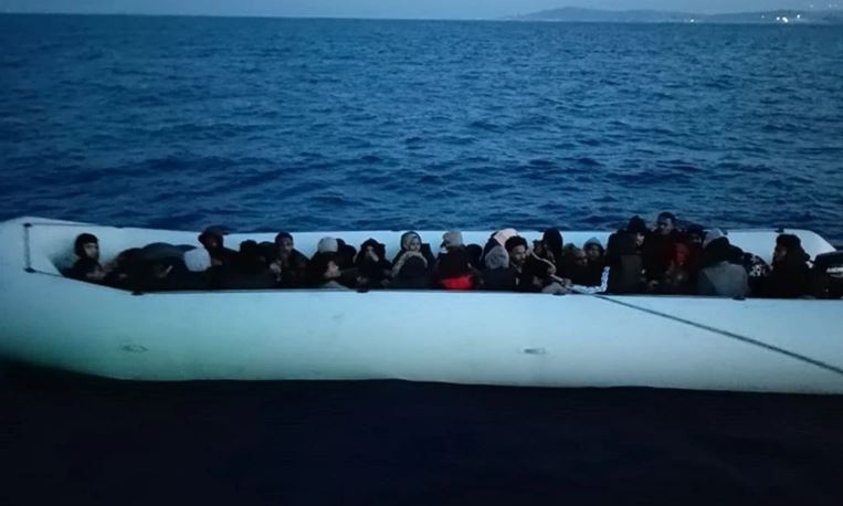 İzmir açıklarında 34 düzensiz göçmen yakalandı... 4 gözaltı