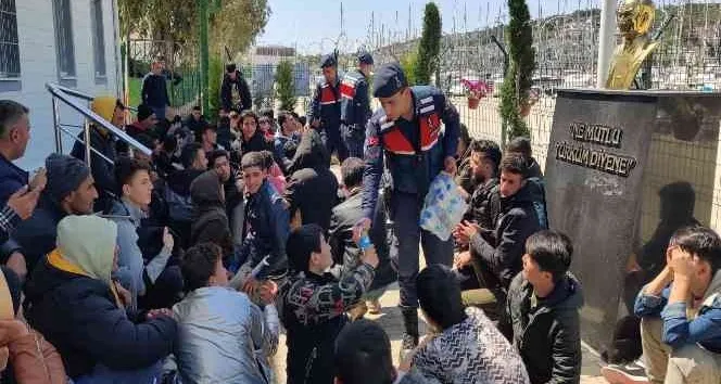 İzmir'de 9 ayrı göçmen kaçakçılığı operasyonunda 180 düzensiz göçmen yakalandı