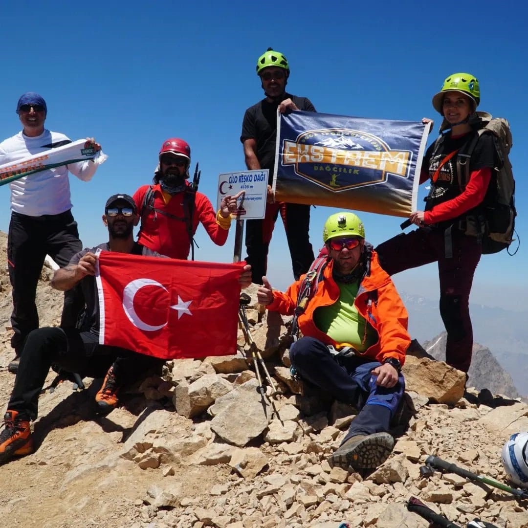 İzmirli dağcılar Türkiye’nin en yüksek ikinci zirvesine ekipmansız tırmandı