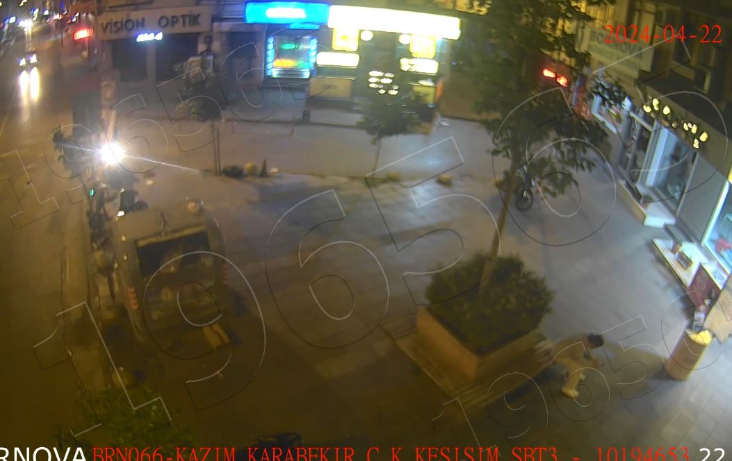 Telefonla konuşurken yürüyenler dikkat... İzmir'de moto-kapkaç!