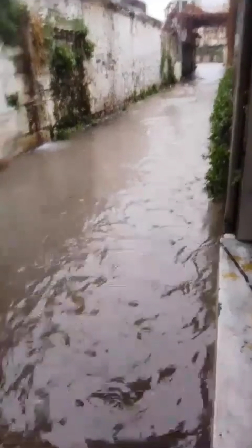 İzmir'i sağanak yağış vurdu!