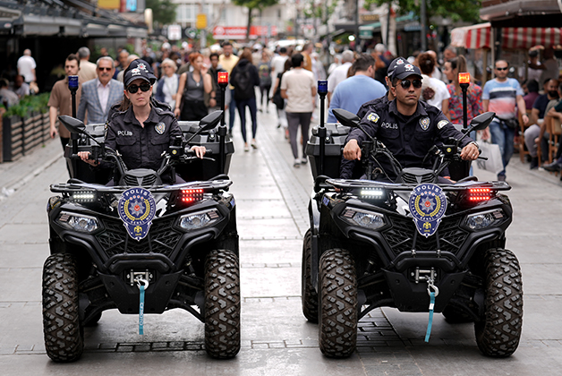İzmir'de sahil bandının güvenliği ATV'li polislere emanet