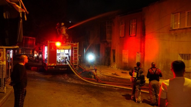 İzmir’deki tekstil atölyesinde yangın... Çevredeki binalar tahliye edildi!