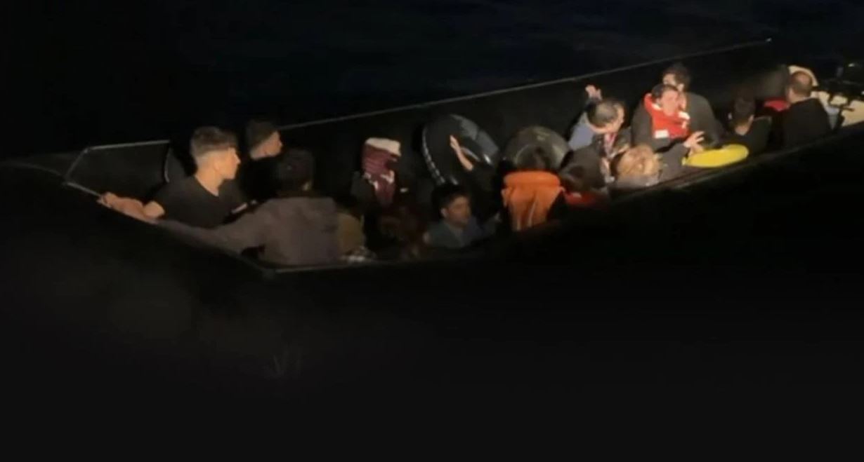 İzmir açıklarında 23 düzensiz göçmen yakalandı