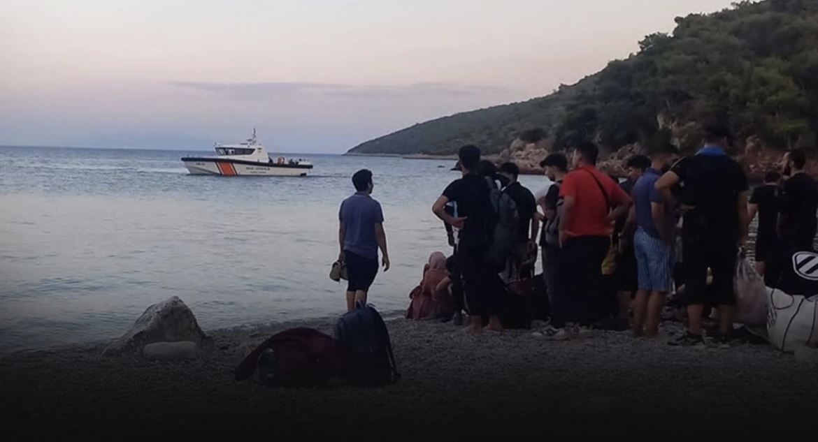 İzmir açıklarında koydaki 62 düzensiz göçmen yakalandı