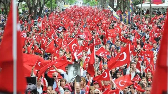 İzmir Valiliği'nden Cumhuriyet Bayramı kutlamalarına 20 kişi sınırı!
