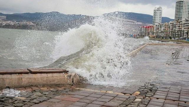 İzmir için kuvvetli rüzgar ve fırtına uyarısı