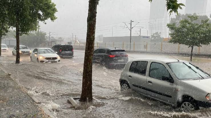 İzmir'de gök gürültülü sağanak; cadde ve sokaklar suyla doldu