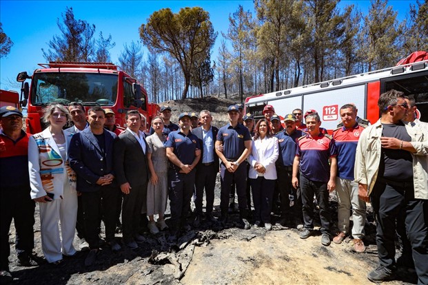 CHP Genel Başkanı Özel Selçuk’ta yanan ormanlık alanı inceledi