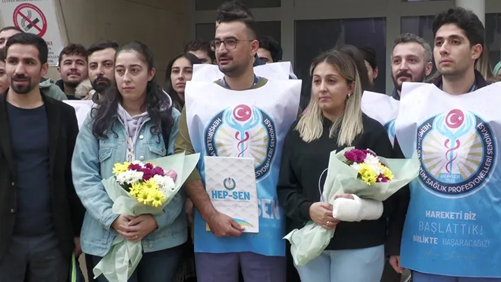İzmir'de İki Hemşire Sıra Beklemek İstemeyen Hasta Yakını Tarafından Darbedildi