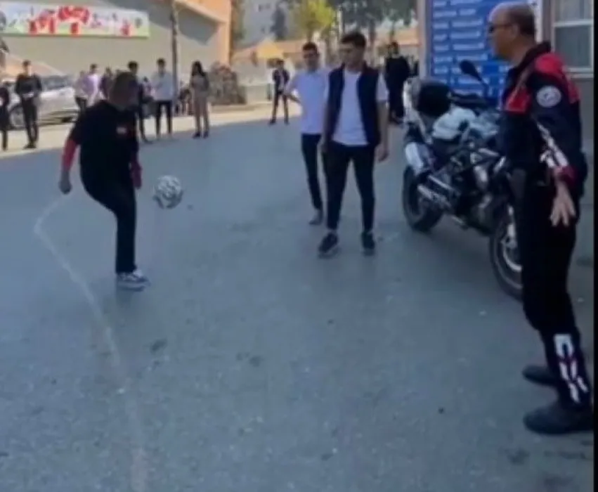 İzmir'de polis ile öğretmenden futbol şov