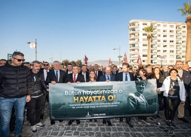 İzmir Atatürk'e saygı için yürüdü