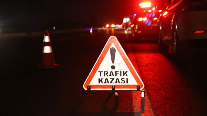 İzmir'de 2 otomobil çarpıştı; evli çift öldü, 3 yaralı