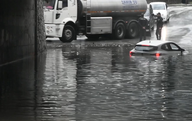 İzmir'de hayata sağanak darbesi: Yağışlar ne kadar sürecek?