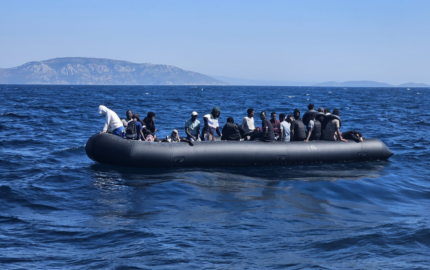 İzmir açıklarında 132 kaçak göçmen karaya çıkartıldı