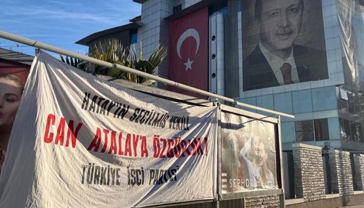 AK Parti il binası önüne Can Atalay pankartı astılar