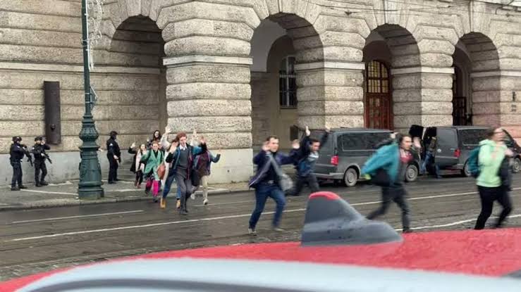 Prag'da üniversitede silahlı saldırı: Ölü ve yaralılar var