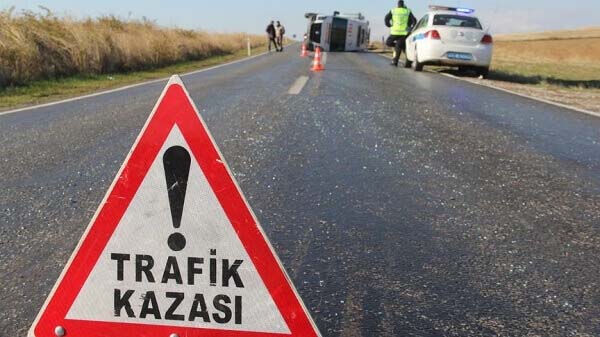 İzmir'de iki aracın karıştığı feci kazada 1'i çocuk 3 kişi yaralandı!