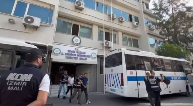 İzmir merkezli 'gümrükte rüşvet' operasyonunda gözaltına alınan 77 şüpheli adliyede