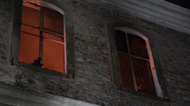 İzmir'de tarihi bina küle döndü... Bir kişi mahsur kaldı!