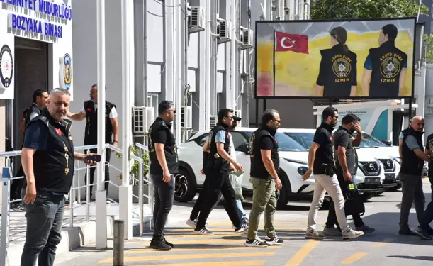 İzmir'de sokakta akıma kapılan 2 kişinin ölümüne ilişkin gözaltına alınan 3 şüpheli adli kontrolle serbest