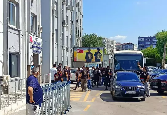 İzmir'de sokakta akıma kapılan 2 kişinin ölümüyle ilgili gözaltına alınan 11 kişi adliyede