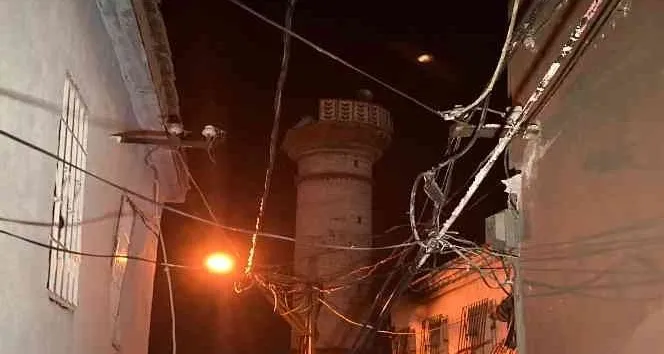 Konak'ta cami minaresi yıkıldı