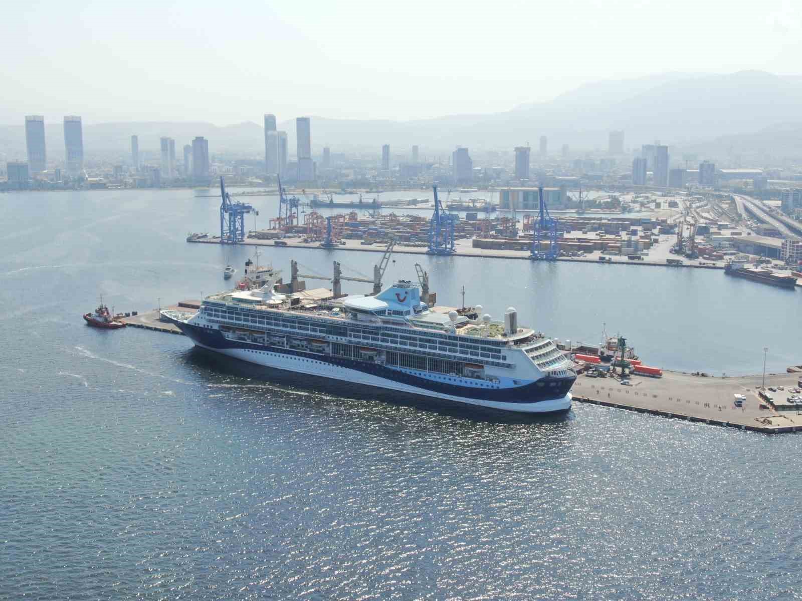 İzmir’de kruvaziyer bereketi: Bin 800 kişilik gemi limana yanaştı