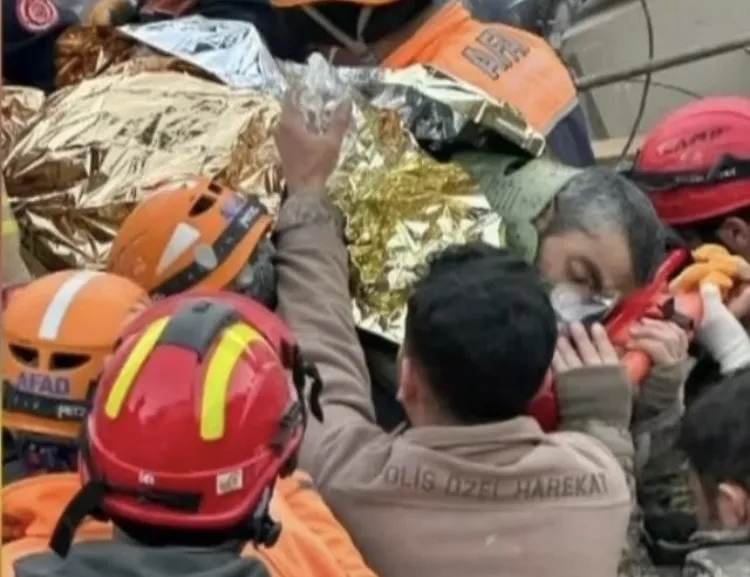 Depremden 278 saat sonra bir kişi daha enkazdan sağ kurtarıldı