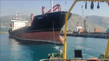 İskenderun Körfezi'nde karaya oturan gemi yüzdürülerek İzmir'e götürülüyor