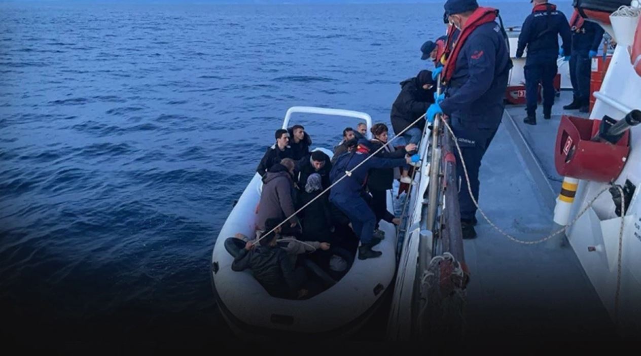 İzmir açıklarında lastik botta can pazarı... 51 düzensiz göçmen kurtarıldı