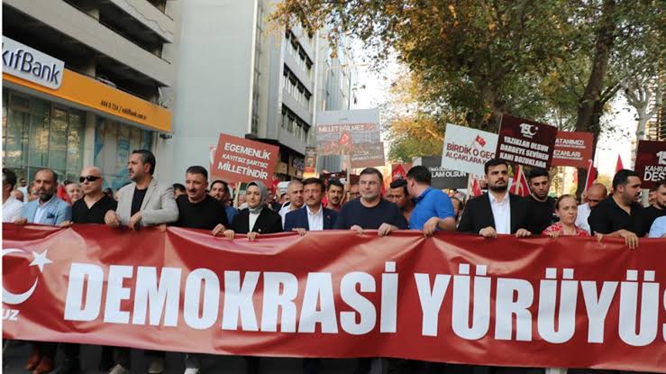 AK Parti İzmir İl Gençlik Kolları Demokrasi Yürüyüşü düzenlendi