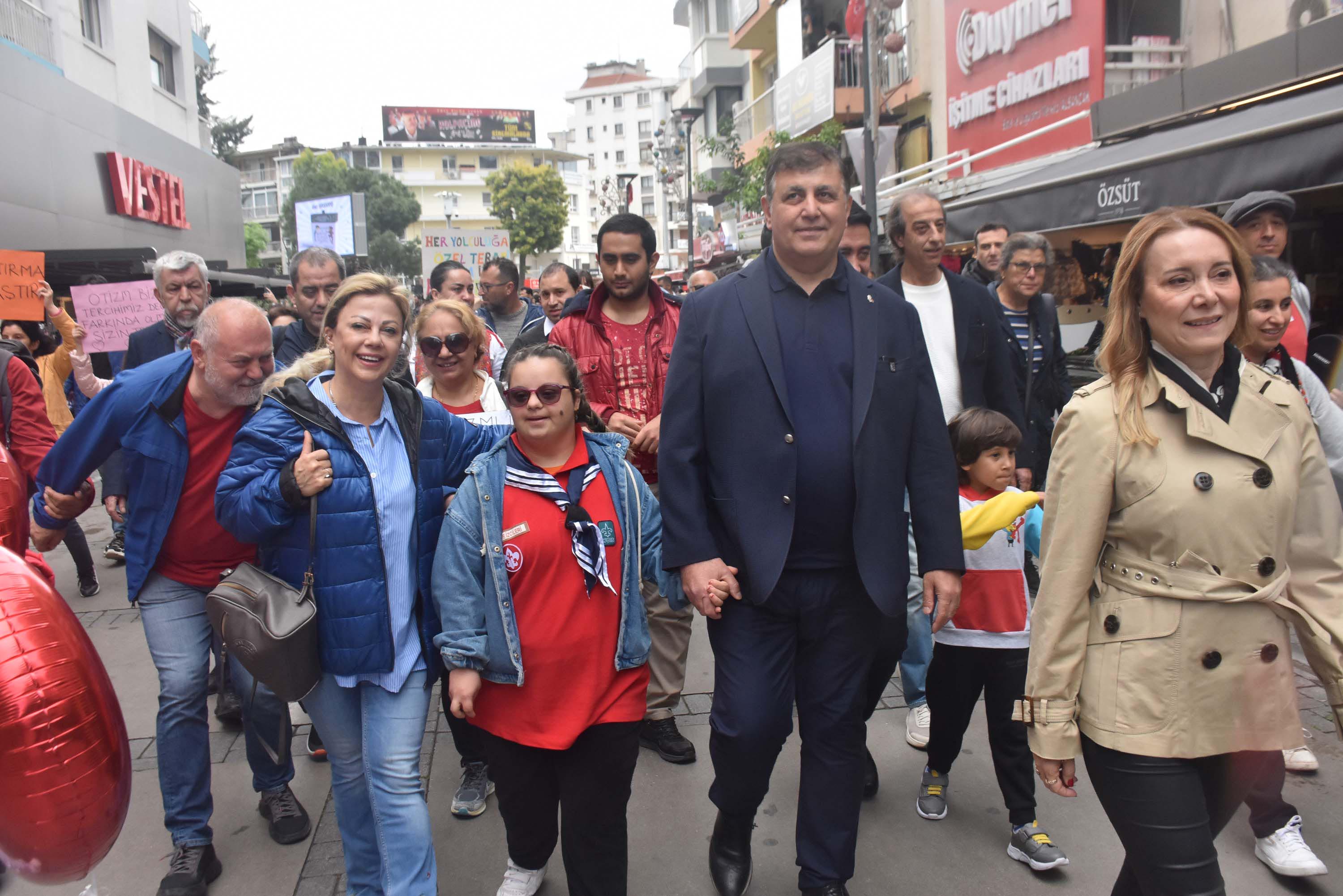 İzmir'de başkanlar otizm için farkındalık yürüyüşü