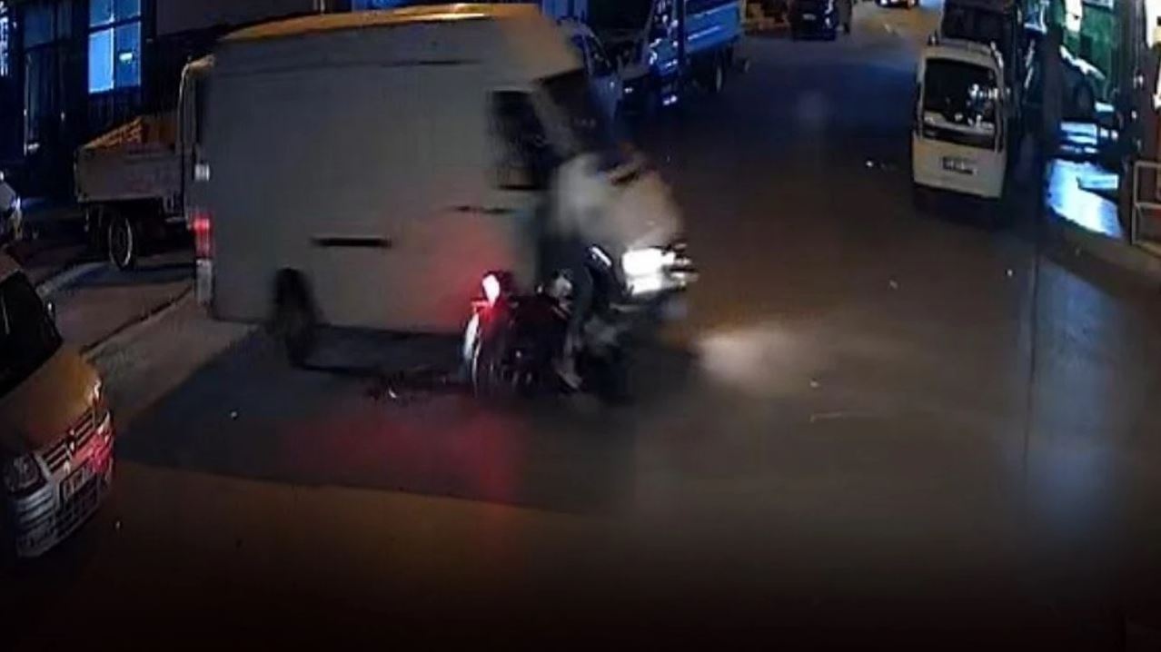 İzmir'de hafif ticari araçla çarpışan motosikletin sürücüsü ağır yaralandı